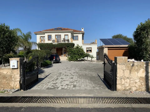 Villa "Extravaganza" in Alagadi – exklusive Villa in erster Meereslinie auf Nordzypern